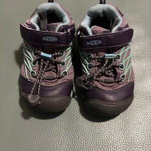 Size 9 keen hiking shoes.